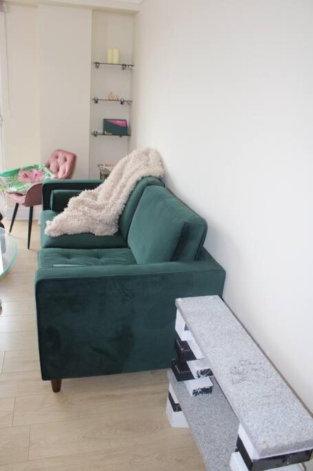 Apartment Urban Oasis: North London Edmonton